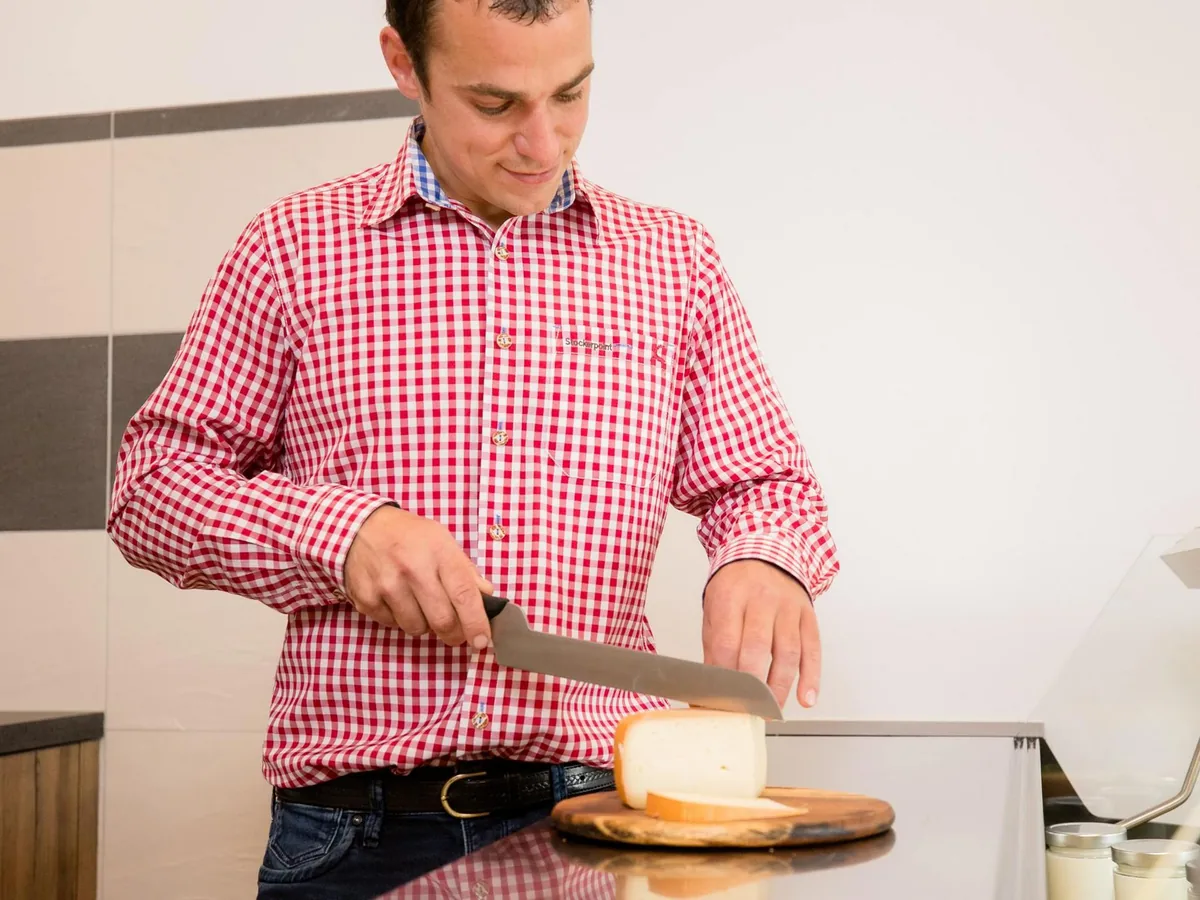 Käse wird an der Theke geschnitten